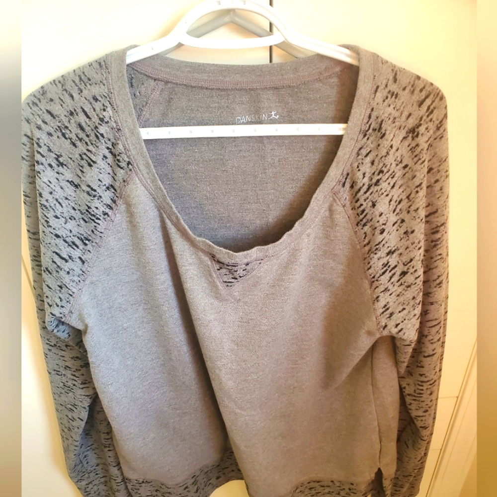        💝5/$25💖Nice Danskin Sweatshirt top with printed details and split sides